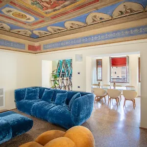 Urbanicooh Garisenda - Piazza Maggiore View Apartment